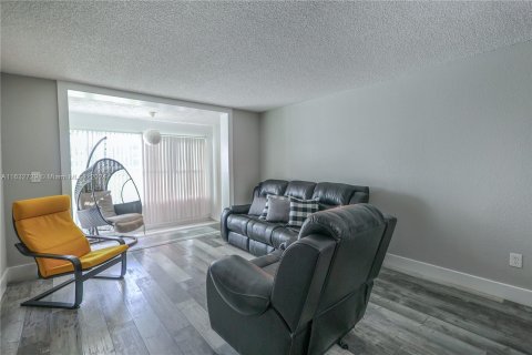 Condo in Sunrise, Florida, 1 bedroom  № 1293645 - photo 9