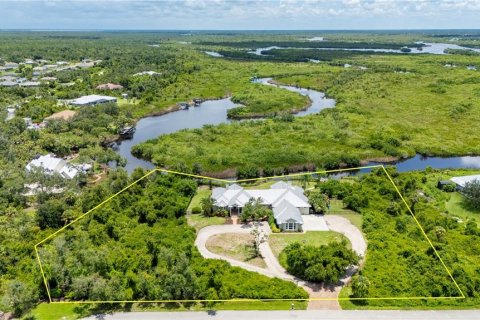 Villa ou maison à vendre à Punta Gorda, Floride: 4 chambres, 432.18 m2 № 1285754 - photo 2