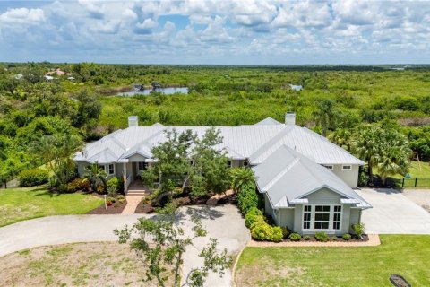 Villa ou maison à vendre à Punta Gorda, Floride: 4 chambres, 432.18 m2 № 1285754 - photo 1