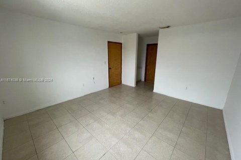 Casa en venta en Miami, Florida, 5 dormitorios, 186.55 m2 № 1397755 - foto 18