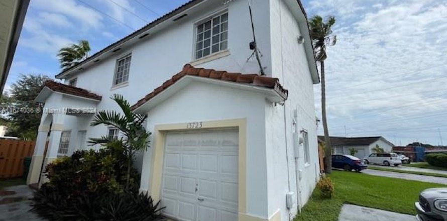 Casa en Miami, Florida 5 dormitorios, 186.55 m2 № 1397755