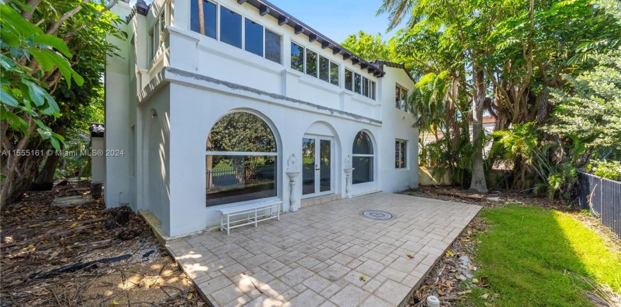 House in Miami Beach, Florida 5 bedrooms, 349.5 sq.m. № 1076380