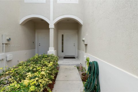 Townhouse in Greenacres, Florida 3 bedrooms, 145.11 sq.m. № 1076383 - photo 3