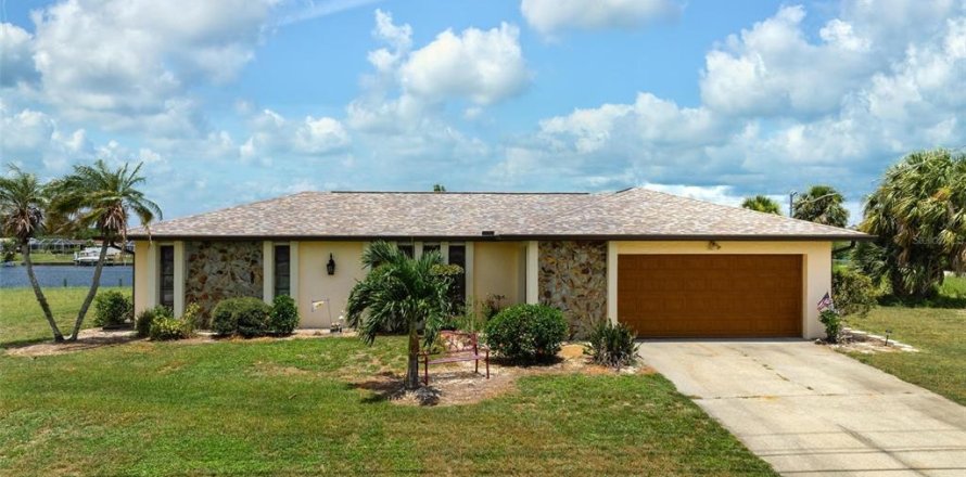 House in Port Charlotte, Florida 2 bedrooms, 143.44 sq.m. № 1300335