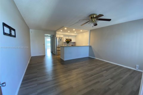 Condominio en venta en Pembroke Pines, Florida, 1 dormitorio, 63.64 m2 № 1033347 - foto 9