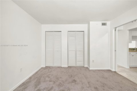 Condo in Pinecrest, Florida, 2 bedrooms  № 1270676 - photo 13