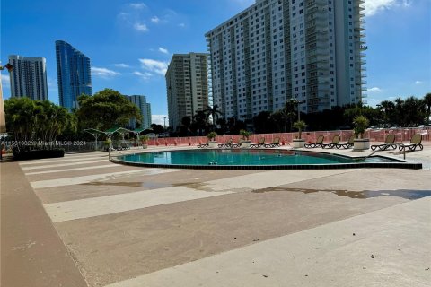 Condo in Sunny Isles Beach, Florida, 1 bedroom  № 1098169 - photo 23