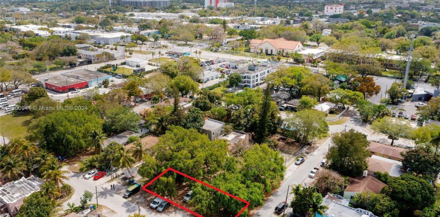 Commercial property in Miami, Florida № 1098168