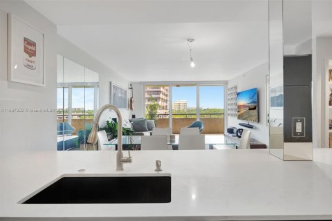 Condo in Key Biscayne, Florida, 2 bedrooms  № 1384279 - photo 16