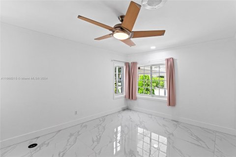 House in Miami, Florida 3 bedrooms, 234.95 sq.m. № 1384367 - photo 15