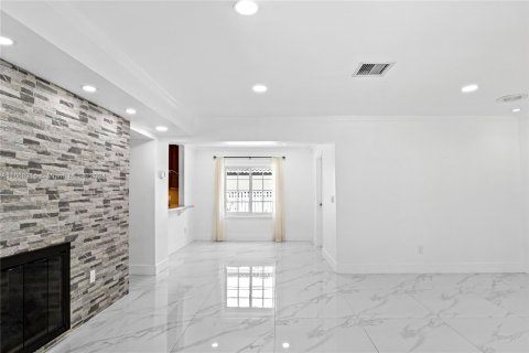 House in Miami, Florida 3 bedrooms, 234.95 sq.m. № 1384367 - photo 3