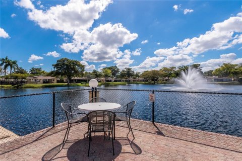 Condo in Hollywood, Florida, 1 bedroom  № 1291078 - photo 16