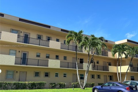 Condo in Hollywood, Florida, 1 bedroom  № 1291078 - photo 1