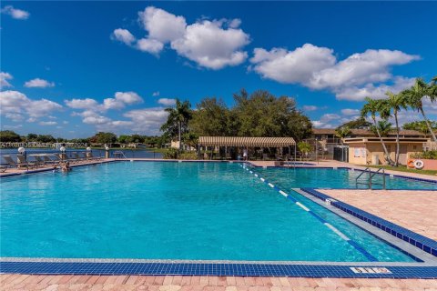 Condo in Hollywood, Florida, 1 bedroom  № 1291078 - photo 21