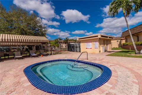 Condo in Hollywood, Florida, 1 bedroom  № 1291078 - photo 17