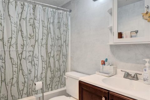 Condominio en venta en Deerfield Beach, Florida, 1 dormitorio, 54.35 m2 № 1030919 - foto 11