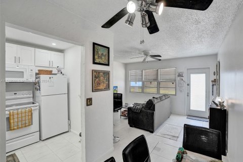 Condo in Deerfield Beach, Florida, 1 bedroom  № 1030919 - photo 1