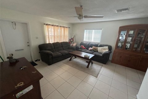 House in Tamarac, Florida 2 bedrooms, 80.27 sq.m. № 1059162 - photo 5