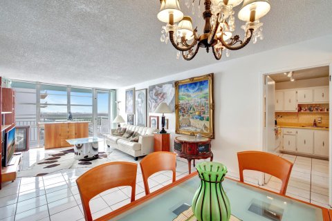 Condo in Sunny Isles Beach, Florida, 2 bedrooms  № 1045577 - photo 24