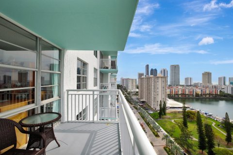 Condo in Sunny Isles Beach, Florida, 2 bedrooms  № 1045577 - photo 18