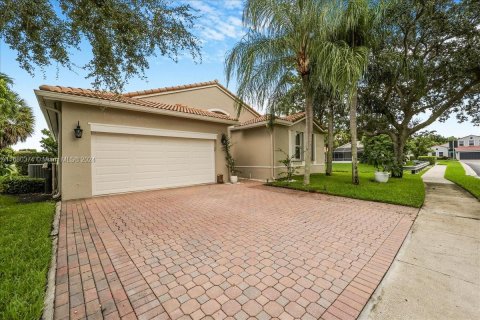 Villa ou maison à vendre à Pembroke Pines, Floride: 3 chambres, 172.43 m2 № 1410440 - photo 1