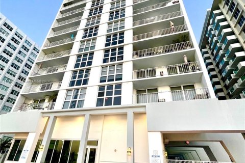 Condo in Miami Beach, Florida, 1 bedroom  № 1047084 - photo 11