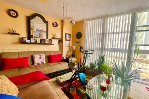 Condo in Miami Beach, Florida, 1 bedroom  № 1047084 - photo 10