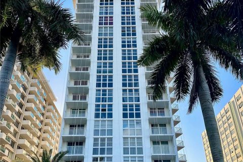 Condo in Miami Beach, Florida, 1 bedroom  № 1047084 - photo 2