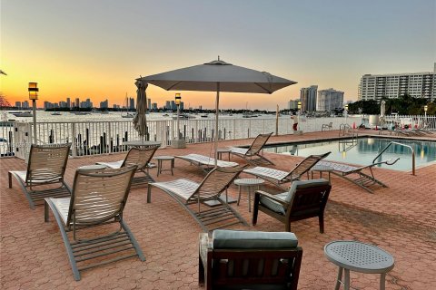 Condo in Miami Beach, Florida, 1 bedroom  № 1047084 - photo 12