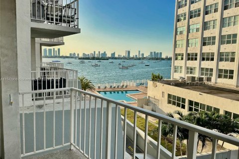 Condo in Miami Beach, Florida, 1 bedroom  № 1047084 - photo 1