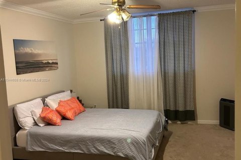 Condo in North Miami, Florida, 1 bedroom  № 1047044 - photo 2