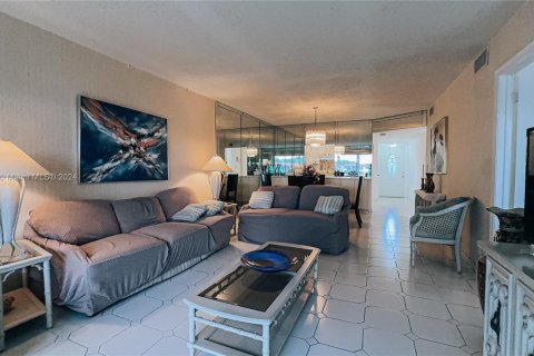 Condo in Pembroke Pines, Florida, 2 bedrooms  № 1282436 - photo 19