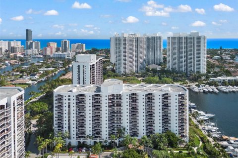 Condo in Aventura, Florida, 2 bedrooms  № 1282396 - photo 25