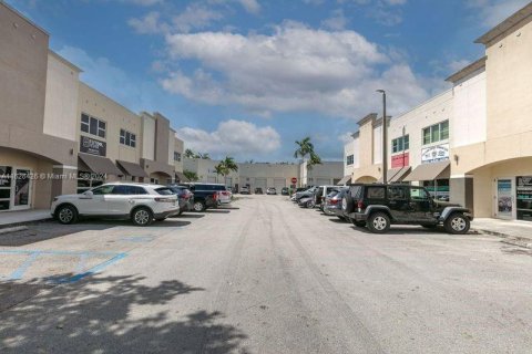 Propiedad comercial en venta en Miami, Florida № 1282441 - foto 6