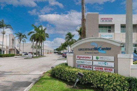 Propiedad comercial en venta en Miami, Florida № 1282441 - foto 5