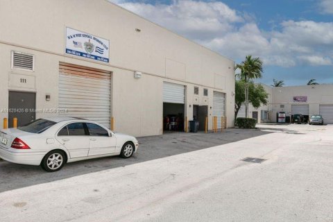 Propiedad comercial en venta en Miami, Florida № 1282441 - foto 10