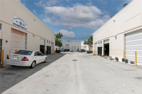 Propiedad comercial en venta en Miami, Florida № 1282441 - foto 9