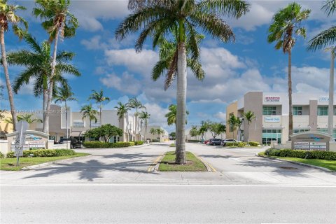 Propiedad comercial en venta en Miami, Florida № 1282441 - foto 2