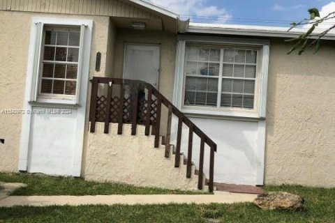 House in Cutler Bay, Florida 3 bedrooms, 119.1 sq.m. № 1049613 - photo 1