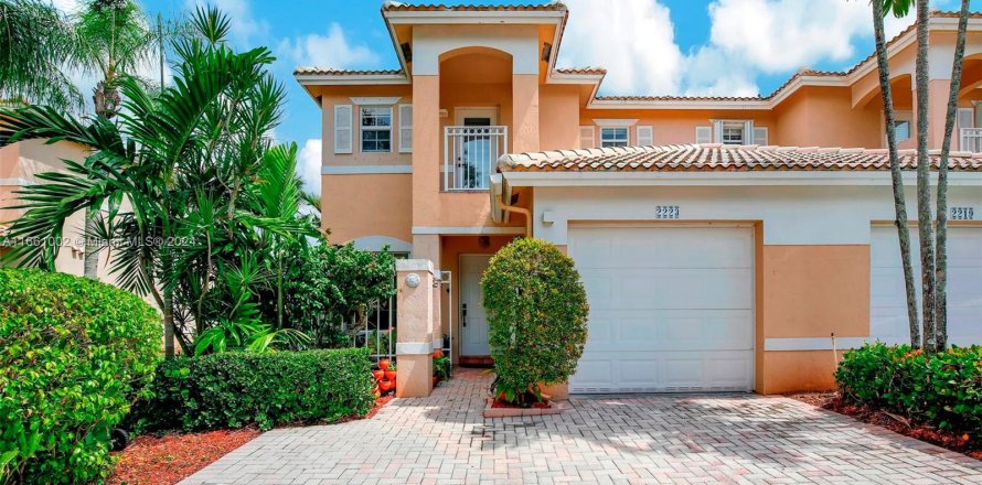 Adosado en Pembroke Pines, Florida 3 dormitorios, 127.09 m2 № 1370515