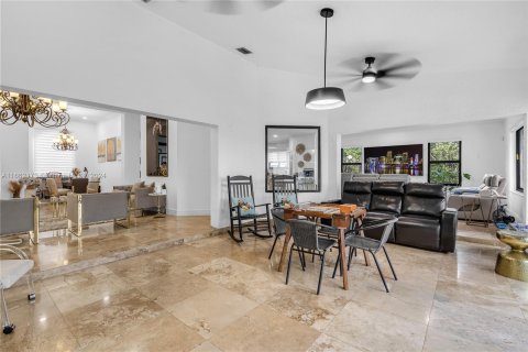 Casa en venta en Miami, Florida, 6 dormitorios, 356 m2 № 1370556 - foto 23