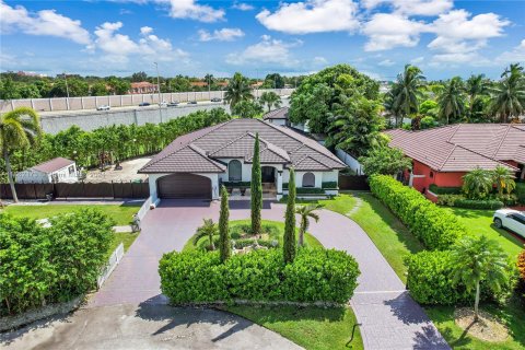 Villa ou maison à vendre à Miami, Floride: 6 chambres, 356 m2 № 1370556 - photo 1