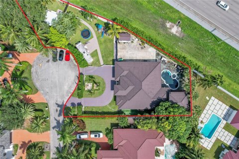 House in Miami, Florida 6 bedrooms, 356 sq.m. № 1370556 - photo 2