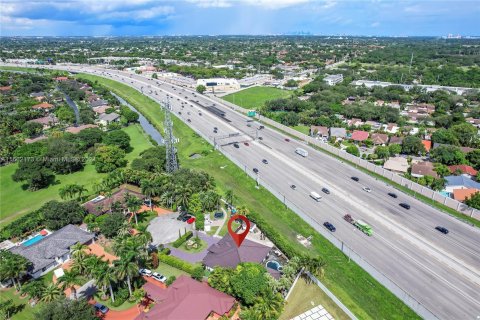 Villa ou maison à vendre à Miami, Floride: 6 chambres, 356 m2 № 1370556 - photo 8