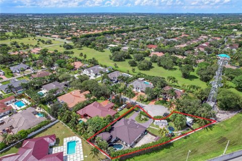 Villa ou maison à vendre à Miami, Floride: 6 chambres, 356 m2 № 1370556 - photo 10