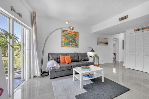 Condo in Lauderdale-by-the-Sea, Florida, 2 bedrooms  № 1209517 - photo 4