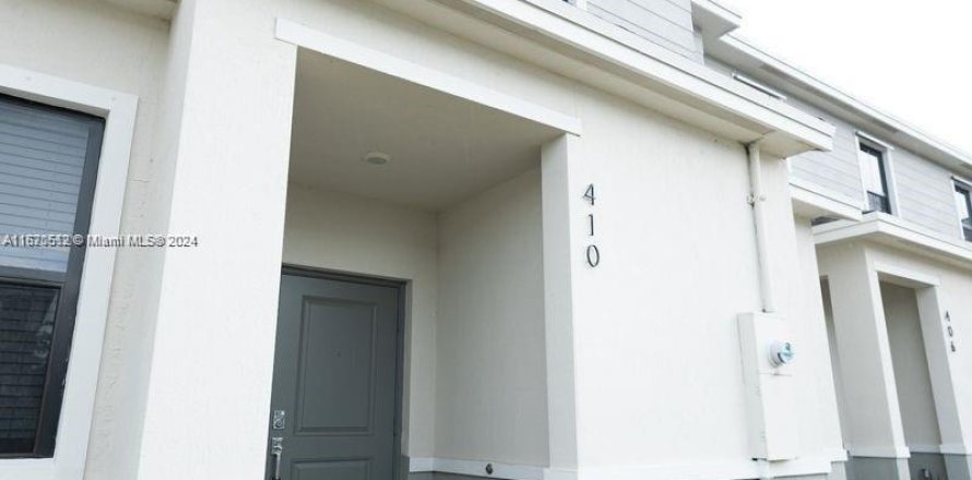 Townhouse in Florida City, Florida 3 bedrooms, 128.21 sq.m. № 1389787