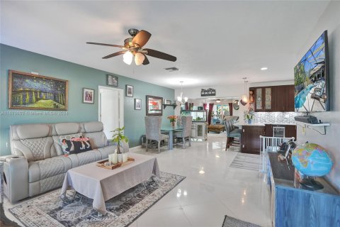 House in Wilton Manors, Florida 5 bedrooms, 206.24 sq.m. № 1389868 - photo 12