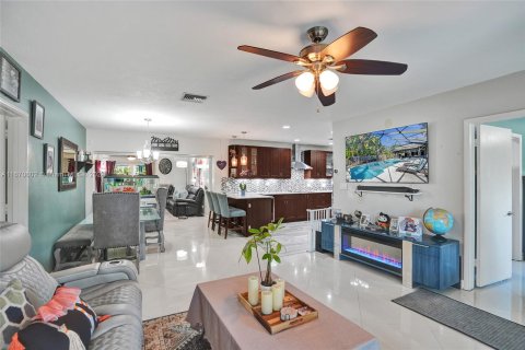 House in Wilton Manors, Florida 5 bedrooms, 206.24 sq.m. № 1389868 - photo 11