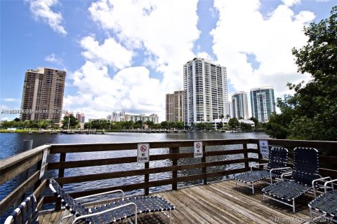 Condo in Aventura, Florida, 2 bedrooms  № 1389867 - photo 22